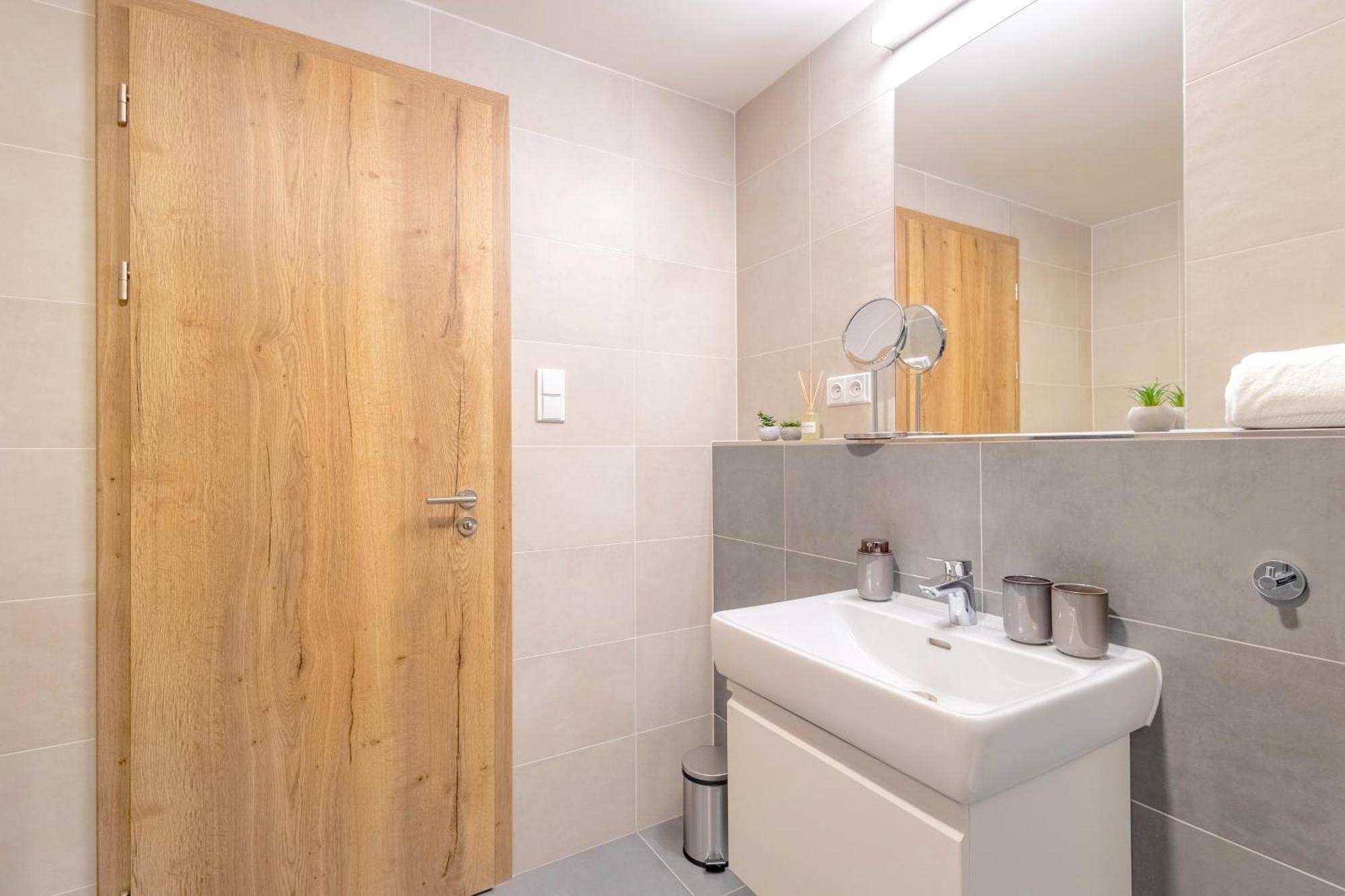 Yellow Apartment - Balcony, Free Parking, By Gravity Praga Exterior foto
